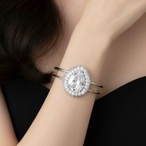 NWOT Australian Statement Crystal Bracelet